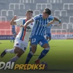 Prediksi Skor Tigre vs Godoy Cruz 13 Agustus 2024, Jadwal Pertandingan Dan Prediksi Skor Bola Liga Argentina Tigre vs Godoy Cruz Hari Ini, Pertandingan kali ini akan terjadi pada Matchday ke-10 Kompetisi Liga Profesional Argentina 2024/2025 dipartai ini akan berlangsung duel pertemuan antara Tigre menghadapi Godoy Cruz dilangsungkan pada hari Selasa, 13 Agustus 2024 pada pukul 05:00 WIB di Stadion Estadio José Dellagiovanna (San Fernando, Provincia de Buenos Aires). Kedaiprediksi.org – Matchday ke-10 Liga Profesional Argentina 2024/2025 akan mempertemukan dua tim dengan ambisi yang berbeda. Tigre akan menjamu Godoy Cruz dalam laga yang sangat penting bagi kedua tim. Tigre, yang saat ini berada di posisi menengah klasemen, berusaha keras untuk merangkak naik ke jajaran tim yang bersaing di 10 besar. Sementara itu, Godoy Cruz datang sebagai tim tamu dengan misi menjauh dari ancaman zona degradasi. Namun kedua kesebelasan menjelang akan melakukan pertemuan pekan ini datang dengan berbekal hasil berbeda dipertandingan terakhirnya. Head to head riwayat pertemuan dari kedua tim sebelumnya telah terjadi dan berlangsung sebanyak 26 kali pertandingan, dimana Tigre dan Godoy Cruz sama-sama telah memetik 10 kali kemenangan, dan 6 kali pertemuan keduanya berakhir imbang. Pertandingan pertemuan terakhir kedua tim terjadi pada 18 Maret lalu dimana Godoy Cruz memenangkan duel dengan skor tipis 1-0 atas Tigre, satu gol kemenangan Godoy Cruz tercipta dari Tomas Badaloni. Ini akan menjadi momentum untuk Tigre membalaskan kekalahan terakhirnya atas Godoy Cruz. Dan menjadi misi Godoy Cruz mempertahankan kemenangan. Tigre jelang pertandingan ini datang dengan misi untuk bangkit setelah timyna dipertandingan Pekan ke-9 lalu menelan kekalahan pada 5 Agustus saat memainkan laga tandang ke markas Lanus di Estadio Ciudad de Lanús – Néstor Díaz Pérez dengan skor dramatis 3-2. Dibabak pertama, Tigre sempat unggul lebih dulu dari blunder pemain Lanus menit ke-37 dari Ramiro Carrera. Namun, dibabak kedua, lanus berhasil mengembalikkan kedudukan dan dari Tigre sendiri hanya memperkecil kedudukan dari Monzon menit ke-73. Tigre dilaga tersebut juga bermain hanya mendapatkan 48% dan menciptakan 14 kali peluang tembakan dan 7 on target. Sementara dari Godoy Cruz sendiri tentu saja akan memanfaatkan kekalahan dari Tigre untuk melanjutkan hasil kemenangan yang timnya dapatkan dipertandingan terakhirnya pada 4 Agustus lalu saat bermain dikandang sendiri di Estadio Malvinas Argentinas dengan skor akhir 1-0 atas Argentinos Juniors. Satu gol timnya tercipta dari Penalti Salomon Rodriguez menit ke 45+1. Godoy Cruz mendapatkan 40% penguasaan bola menciptakan peluang sekali tembakan. Kemenangan tersebut menjadi ambisi Godoy Cruz bisa memicu timnya kembali mempertahankan tiga poin untuk menentukan nasib timnya musim ini. Dilihat dari posisi kedua tim dipapan klasemen sementara Liga Profesional Argentina. Tigre masih duduk diperingkat ke-22 dalam sembilan pertandingan mendapatkan dua kali menang, tiga kali imbang dan empat kali kekalahan mengumpulkan sembilan poin mengoleksi 10 gol dan kebobolan 15 kali. Sedangkan, dari Godoy Cruz sendiri tepat diatasnya diperingkat ke-21 dalam delapan laga meraih dua kemenangan, tiga imbang dan tiga kalah mengumpulkan sembilan poin mengantongi lima gol dan kebobolan delapan kali. Tigre dipastikan belum bisa diperkuat oleh Ijiel Protti dan dari Godoy Cruz juga belum bisa diperkuat oleh Juan Cejas, Tomas Pozzo, dan juga Salvaresch. Prediksi Tigre vs Godoy Cruz Head To Head Tigre vs Godoy Cruz : 18/03/24 Godoy Cruz 1-0 Tigre 01/11/23 Tigre 1-0 Godoy Cruz 10/04/23 Godoy Cruz 1-1 Tigre 14/09/22 Godoy Cruz 1-1 Tigre 12/02/22 Godoy Cruz 1-1 Tigre Lima Pertandingan Terakhir Tigre: 14/06/24 Tigre 1-1 Belgrano 19/07/24 Argentinos Juniors 0-2 Tigre 26/07/24 Tigre 1-1 Central Córdoba 30/07/24 Tigre 2-1 Deportivo Riestra 05/08/24 Lanús 3-2 Tigre Lima Pertandingan Terakhir Godoy Cruz: 13/06/24 Godoy Cruz 1-1 Rosario Central 21/07/24 Racing Club 3-0 Godoy Cruz 25/07/24 Godoy Cruz 2-1 River Plate 30/07/24 Belgrano 1-0 Godoy Cruz 04/08/24 Godoy Cruz 1-0 Argentinos Juniors Prediksi Susunan Line Up Pemain Tigre vs Godoy Cruz: Tigre: Felipe Zenobio, Gian Nardelli, Kevin Lomónaco, Martín Ortega, Ángelo Marchese, Agustín Cardozo, Lorenzo Scipioni, Martín Garay, Blas Armoa, Tomás Galván, Facundo Ferreyra. Godoy Cruz: Roberto Ramírez, Pierbarrios Barrios, Federico Rasmussen, Thomas Galdames, Manuel Agustin Guillén, Roberto Fernández, Vicente Poggi, Mariano Santiago, Juan Bautista Cejas, Mertin Pino, Tomas Badaloni. Prediksi Skor Tigre vs Godoy Cruz Tigre 1 - 1 Godoy Cruz