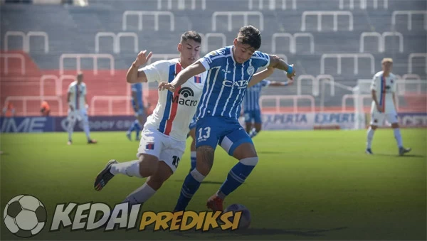 Prediksi Skor Tigre vs Godoy Cruz 13 Agustus 2024, Jadwal Pertandingan Dan Prediksi Skor Bola Liga Argentina Tigre vs Godoy Cruz Hari Ini, Pertandingan kali ini akan terjadi pada Matchday ke-10 Kompetisi Liga Profesional Argentina 2024/2025 dipartai ini akan berlangsung duel pertemuan antara Tigre menghadapi Godoy Cruz dilangsungkan pada hari Selasa, 13 Agustus 2024 pada pukul 05:00 WIB di Stadion Estadio José Dellagiovanna (San Fernando, Provincia de Buenos Aires). Kedaiprediksi.org – Matchday ke-10 Liga Profesional Argentina 2024/2025 akan mempertemukan dua tim dengan ambisi yang berbeda. Tigre akan menjamu Godoy Cruz dalam laga yang sangat penting bagi kedua tim. Tigre, yang saat ini berada di posisi menengah klasemen, berusaha keras untuk merangkak naik ke jajaran tim yang bersaing di 10 besar. Sementara itu, Godoy Cruz datang sebagai tim tamu dengan misi menjauh dari ancaman zona degradasi. Namun kedua kesebelasan menjelang akan melakukan pertemuan pekan ini datang dengan berbekal hasil berbeda dipertandingan terakhirnya. Head to head riwayat pertemuan dari kedua tim sebelumnya telah terjadi dan berlangsung sebanyak 26 kali pertandingan, dimana Tigre dan Godoy Cruz sama-sama telah memetik 10 kali kemenangan, dan 6 kali pertemuan keduanya berakhir imbang. Pertandingan pertemuan terakhir kedua tim terjadi pada 18 Maret lalu dimana Godoy Cruz memenangkan duel dengan skor tipis 1-0 atas Tigre, satu gol kemenangan Godoy Cruz tercipta dari Tomas Badaloni. Ini akan menjadi momentum untuk Tigre membalaskan kekalahan terakhirnya atas Godoy Cruz. Dan menjadi misi Godoy Cruz mempertahankan kemenangan. Tigre jelang pertandingan ini datang dengan misi untuk bangkit setelah timyna dipertandingan Pekan ke-9 lalu menelan kekalahan pada 5 Agustus saat memainkan laga tandang ke markas Lanus di Estadio Ciudad de Lanús – Néstor Díaz Pérez dengan skor dramatis 3-2. Dibabak pertama, Tigre sempat unggul lebih dulu dari blunder pemain Lanus menit ke-37 dari Ramiro Carrera. Namun, dibabak kedua, lanus berhasil mengembalikkan kedudukan dan dari Tigre sendiri hanya memperkecil kedudukan dari Monzon menit ke-73. Tigre dilaga tersebut juga bermain hanya mendapatkan 48% dan menciptakan 14 kali peluang tembakan dan 7 on target. Sementara dari Godoy Cruz sendiri tentu saja akan memanfaatkan kekalahan dari Tigre untuk melanjutkan hasil kemenangan yang timnya dapatkan dipertandingan terakhirnya pada 4 Agustus lalu saat bermain dikandang sendiri di Estadio Malvinas Argentinas dengan skor akhir 1-0 atas Argentinos Juniors. Satu gol timnya tercipta dari Penalti Salomon Rodriguez menit ke 45+1. Godoy Cruz mendapatkan 40% penguasaan bola menciptakan peluang sekali tembakan. Kemenangan tersebut menjadi ambisi Godoy Cruz bisa memicu timnya kembali mempertahankan tiga poin untuk menentukan nasib timnya musim ini. Dilihat dari posisi kedua tim dipapan klasemen sementara Liga Profesional Argentina. Tigre masih duduk diperingkat ke-22 dalam sembilan pertandingan mendapatkan dua kali menang, tiga kali imbang dan empat kali kekalahan mengumpulkan sembilan poin mengoleksi 10 gol dan kebobolan 15 kali. Sedangkan, dari Godoy Cruz sendiri tepat diatasnya diperingkat ke-21 dalam delapan laga meraih dua kemenangan, tiga imbang dan tiga kalah mengumpulkan sembilan poin mengantongi lima gol dan kebobolan delapan kali. Tigre dipastikan belum bisa diperkuat oleh Ijiel Protti dan dari Godoy Cruz juga belum bisa diperkuat oleh Juan Cejas, Tomas Pozzo, dan juga Salvaresch. Prediksi Tigre vs Godoy Cruz Head To Head Tigre vs Godoy Cruz : 18/03/24 Godoy Cruz 1-0 Tigre 01/11/23 Tigre 1-0 Godoy Cruz 10/04/23 Godoy Cruz 1-1 Tigre 14/09/22 Godoy Cruz 1-1 Tigre 12/02/22 Godoy Cruz 1-1 Tigre Lima Pertandingan Terakhir Tigre: 14/06/24 Tigre 1-1 Belgrano 19/07/24 Argentinos Juniors 0-2 Tigre 26/07/24 Tigre 1-1 Central Córdoba 30/07/24 Tigre 2-1 Deportivo Riestra 05/08/24 Lanús 3-2 Tigre Lima Pertandingan Terakhir Godoy Cruz: 13/06/24 Godoy Cruz 1-1 Rosario Central 21/07/24 Racing Club 3-0 Godoy Cruz 25/07/24 Godoy Cruz 2-1 River Plate 30/07/24 Belgrano 1-0 Godoy Cruz 04/08/24 Godoy Cruz 1-0 Argentinos Juniors Prediksi Susunan Line Up Pemain Tigre vs Godoy Cruz: Tigre: Felipe Zenobio, Gian Nardelli, Kevin Lomónaco, Martín Ortega, Ángelo Marchese, Agustín Cardozo, Lorenzo Scipioni, Martín Garay, Blas Armoa, Tomás Galván, Facundo Ferreyra. Godoy Cruz: Roberto Ramírez, Pierbarrios Barrios, Federico Rasmussen, Thomas Galdames, Manuel Agustin Guillén, Roberto Fernández, Vicente Poggi, Mariano Santiago, Juan Bautista Cejas, Mertin Pino, Tomas Badaloni. Prediksi Skor Tigre vs Godoy Cruz Tigre 1 - 1 Godoy Cruz