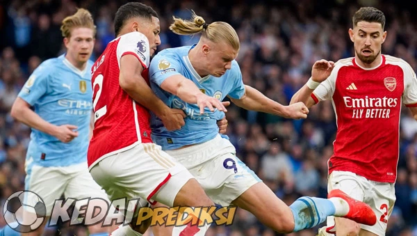 Prediksi Skor Manchester City vs Arsenal 22 September 2024, Jadwal Pertandingan Dan Prediksi Skor Liga Inggris Manchester City vs Arsenal Hari Ini, Pertandingan akan hadir kembali pada Gameweek ke-5 English Premier League musim 2024/2025 yang akan berlangsung pertemuan Big Match rivalitas pertemuan antara Manchester City vs Arsenal akan di langsungkan hari Minggu, 22 September 2024 pada pukul 22:30 WIB di Stadion Etihad Stadium (Manchester). Kedaiprediksi.org – Prediksi Manchester City vs Arsenal, Duel Big Match dua raksasa Premier League Manchester City dan Arsenal, akan kembali berlangsung pekan ini dalam lanjutan Liga Inggris Pekan ke-5. Kedua tim sama-sama bersaing untuk memperebutkan posisi puncak klasemen, dengan Manchester City unggul dua poin diposisi pertama dari Arsenal yang berada di posisi kedua. Pertandingan ini sangat penting bagi kedua tim, terutama setelah keduanya gagal meraih kemenangan dalam pertandingan pertama fase grup UEFA Champions League 2024/25 pekan lalu. Manchester City mendapatkan cans dan keuntungan juga potensi untuk meraih kemenangan karena pekan ini timnya akan menjadi tuan rumah bermain di Etihad Stadium. Manchester City baru saja ditahan imbang 0-0 di kandang sendiri oleh Inter Milan dalam laga Liga Champions. Hasil ini tentu menjadi catatan yang sesegera mungkin perlu dibenahi bagi Pep Guardiola dan anak didiknya, mengingat mereka pernah menjadi salah satu tim yang menjuarai Liga Champions musim 2022-2023. Melihat statistik performa permainan dari The Citizen dipertandingan tersebut, bermain dengan dukungan dari publik timnya memang diatas kertas mendominasi jalannya laga dengan ball possision mencapai 60% dan menciptakan 23 kali peluang tembakan dan 5 on target. Sementara performa di Premier League, Manchester City masih menunjukkan konsistensi kemenangan. Kemenangan dipertandingan terakhirnya dengan skor 2-1 atas Brentford EPL membuat mereka tetap kokoh di puncak klasemen, unggul dua poin dari Arsenal. Manchester City dalam empat laga telah mengumpulkan dua belas poin mengantongi sebelas gol dan baru kebobolan tiga kali. Manchester City memainkan laga kandang dua kali dan dua kemenangan berhasil mereka dapatkan. Pep Guardiola mengkonfirmasi jika menghadapi Arsenal nanti timnya belum bisa diperkuat Kevin De Bruyne, Nathan Ake dan juga Oscar Bobb. Arsenal juga mengalami nasib yang sama di Liga Champions. Mereka hanya mampu bermain imbang 0-0 melawan tim dari Serie A Italia yakni Atalanta di Gewiss Stadium pada 20 September lalu. Hasil tersebut cukup mengecewakan, mengingat Arsenal mengincar kemenangan di laga pembuka fase grup. Arsenal dipertandingan tersebut sedikit tertinggal dari penguasaan bola hanya dengan 49% dan timnya hanya mampu menciptakan 6 kali peluang sebuah tembakan dengan 2 kali yang hanya berhasil on target. Mikel Arteta berharap timnya bisa tampil lebih agresif dipertandingan menghadapi rivalnya Manchester City pekan ini. Meski begitu, di Premier League, The Gunners berhasil meraih kemenangan tipis 1-0 atas Tottenham Hotspur dalam laga derby London yang penuh tensi. Kemenangan ini menjaga Arsenal tetap dalam perburuan gelar dan membuat pertandingan melawan Manchester City pekan ini menjadi sangat krusial. Arsenal berada diurutan kedua dalam empat laga meraih tiga menang dan satu imbang mengumpulkan sepuluh poin mengantongi enam gol dan kebobolan sekali. The Gooners telah memainkan laga tandang dua kali dan dua menang. Mikel Arteta kembali belum bisa memainkan Oleksandr Zinchenko, Takehiro Tomiyasu, Kieran Tierney, Martin Ødegaard dan juga Mikel Merino. Sebagai tuan rumah, Manchester City memiliki keuntungan bermain di depan pendukung sendiri di Etihad Stadium. Mereka akan berusaha mempertahankan rekor kemenangan kandang, terutama setelah tampil dominan di Premier League musim ini. Arsenal datang dengan penuh percaya diri setelah kemenangan tipis atas Tottenham Hotspur. Sejauh ini kedua kesebelasan telah melangsungkan duel sebanyak 191 pertemuan dimana Manchester City baru meraih 57 kali kemenangan, dan Arsenal mendominasi dengan 91 kali kemenangan serta 43 pertandingan berakhir dengan hasil imbang. Prediksi Manchester City vs Arsenal Head To Head Manchester City vs Arsenal: 31-03-24 Manchester City 0-0 Arsenal 08-10-23 Arsenal 1-0 Manchester City 06-08-23 Arsenal P 1-1 Manchester City 27-04-23 Manchester City 4-1 Arsenal 16-02-23 Arsenal 1-3 Manchester City Lima Pertandingan Terakhir Manchester City: 18-08-24 Chelsea 0-2 Manchester City 24-08-24 Manchester City 4-1 Ipswich Town 31-08-24 West Ham United 1-3 Manchester City 14-09-24 Manchester City 2-1 Brentford 19-09-24 Manchester City 0-0 Inter Milan Lima Pertandingan Terakhir Arsenal: 17-08-24 Arsenal 2-0 Wolverhampton Wanderers 24-08-24 Aston Villa 0-2 Arsenal 31-08-24 Arsenal 1-1 Brighton & Hove Albion 15-09-24 Tottenham Hotspur 0-1 Arsenal 20-09-24 Atalanta 0-0 Arsenal Prediksi Susunan Line Up Pemain Manchester City vs Arsenal: Manchester City: Ederson, Rúben Dias, Josko Gvardiol, Manuel Akanji, Rico Lewis, Rodri, Savinho, Jack Grealish, Bernardo Silva, Phil Foden, Erling Haaland. Arsenal: David Raya, William Saliba, Gabriel Magalhães, Ben White, Jurrien Timber, Thomas Partey, Kai Havertz, Declan Rice, Bukayo Saka, Gabriel Martinelli, Gabriel Jesus. Prediksi Skor Manchester City vs Arsenal Manchester City 1 - 1 Arsenal